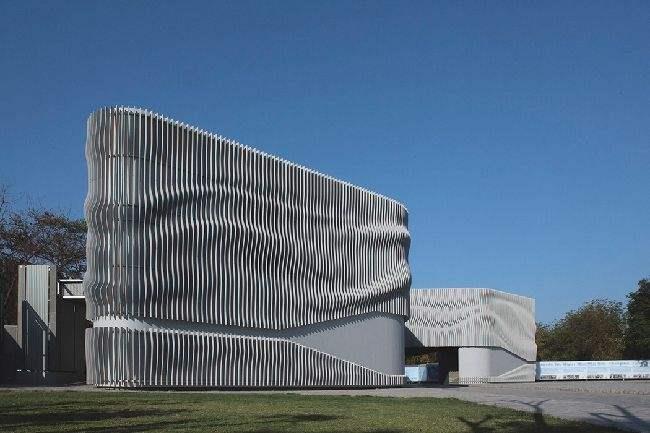 靖江浅谈现代建筑采用网架结构安装的主要优势和应用